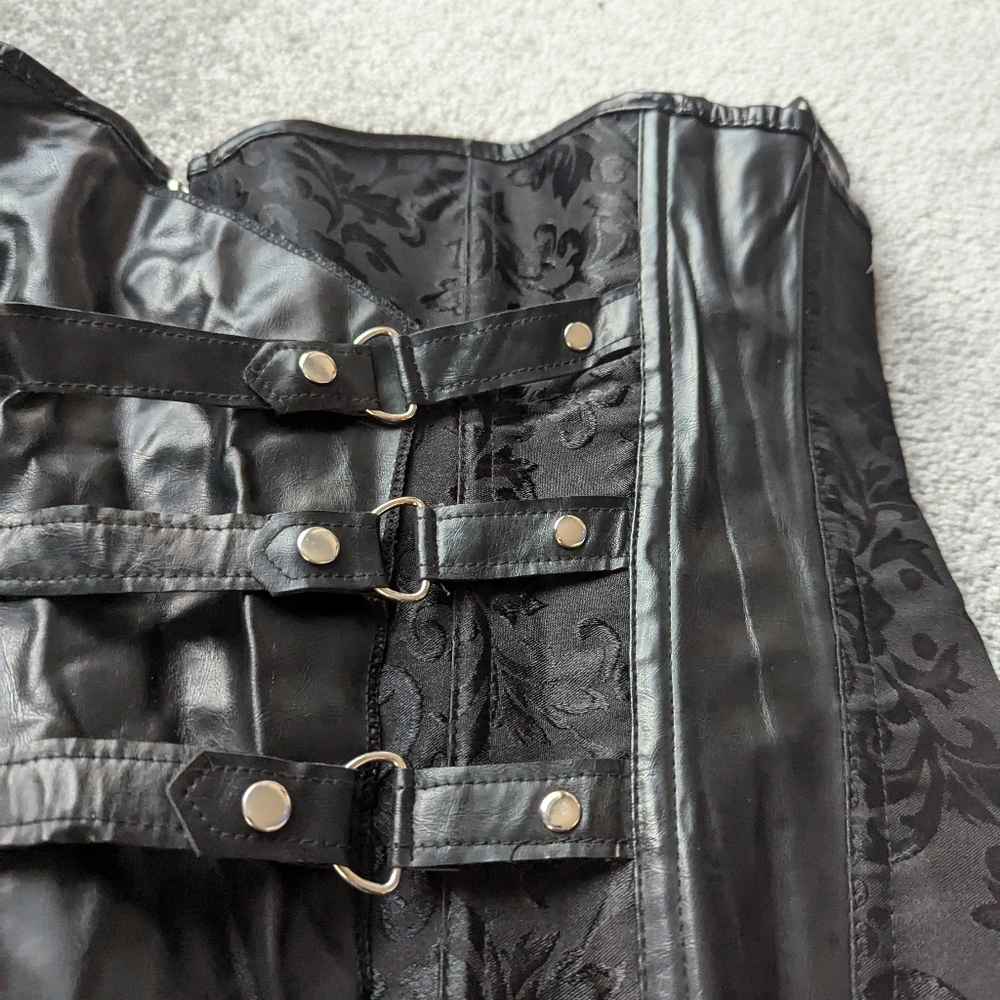 Black lace up corset size 2-4 - Picture 2 of 4